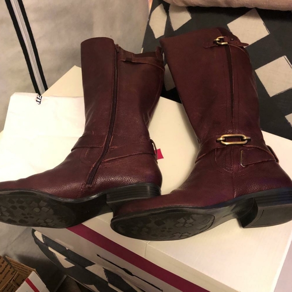 Women's Burgundy leather low heeled, calf-high boots - Picture 3 of 4